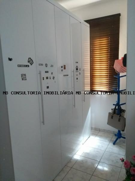 Casa à venda com 2 quartos, 250m² - Foto 3