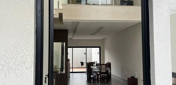 Casa à venda com 3 quartos, 200m² - Foto 1