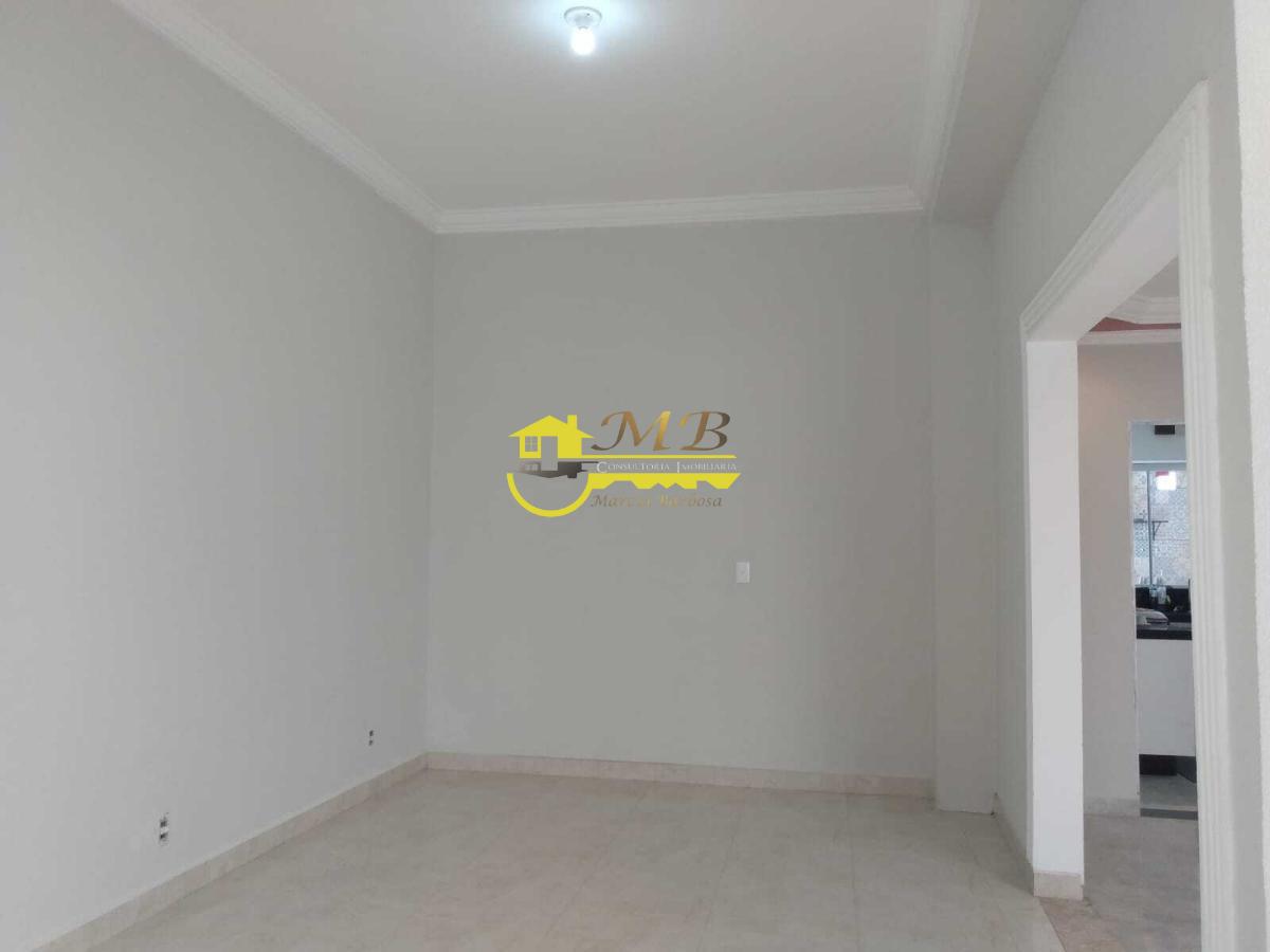 Casa à venda com 3 quartos, 218m² - Foto 2